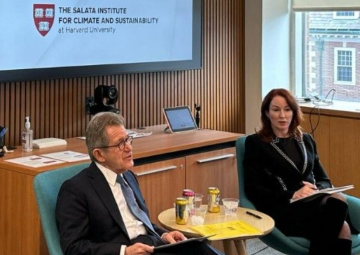 Lord John Browne delivering a seminar at Harvard University, hosted by the Belfer Centre for Science and International Affairs in partnership with the Salata Institute for Climate and Sustainability.